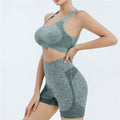 Conjunto deportivo para mujer, color gris.